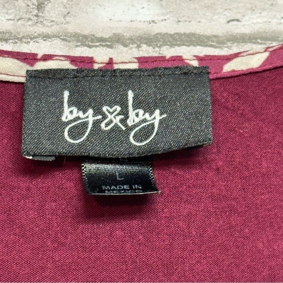 By & By Women's Size Large Burgundy White Floral Blouse Top Short Sleeve - Picture 9 of 12